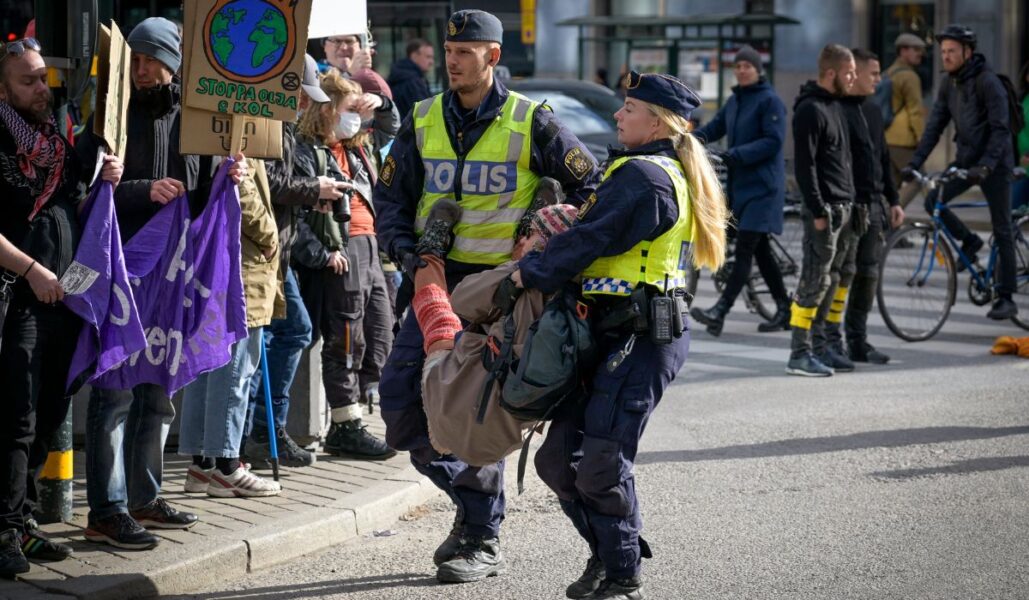  Polis bär bort aktivister från Extinction rebellion som blockerar trafiken i gatukorsningen Sveavägen-Kungsgatan under en aktion i april förra året.