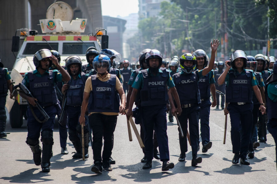 Kravallutrustad polis sätts ofta in mot demonstranter i Bangladesh.