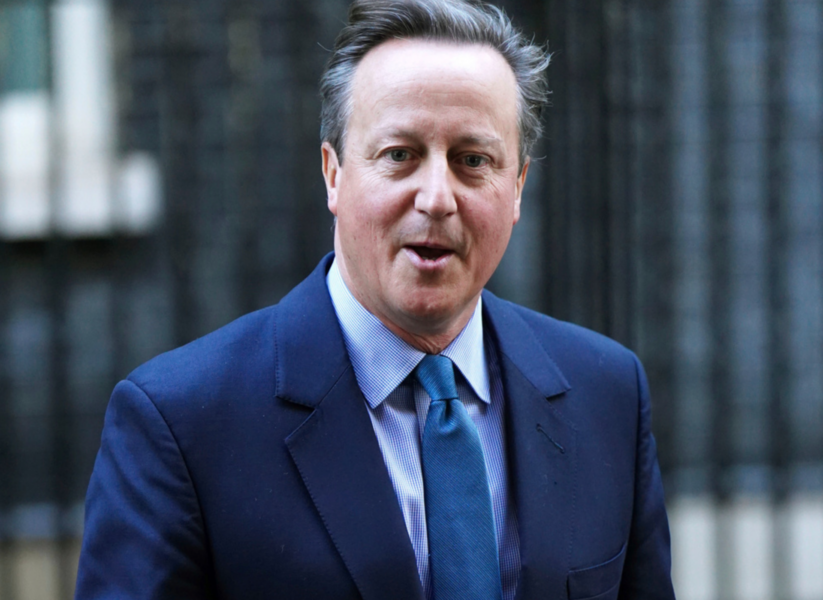Storbritanniens tidigare premiärminister David Cameron är tillbaka, nu som utrikesminister.