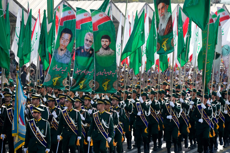 Irans revolutionsgarde marscherar med flaggor med porträtt av den högste ledaren Ayatollah Ali Khamenei, framför helgedomen för den bortgångne revolutionära grundaren Ayatollah Khomeini, strax utanför Teheran, Iran, fredagen den 22 september 2023.