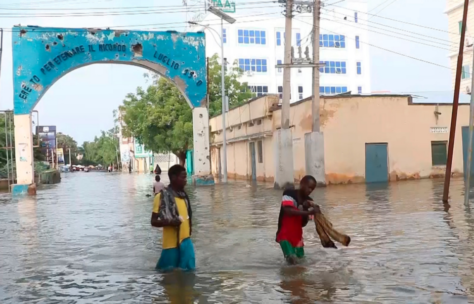 Invånare i Beledweyne i översvämmade Somalia.