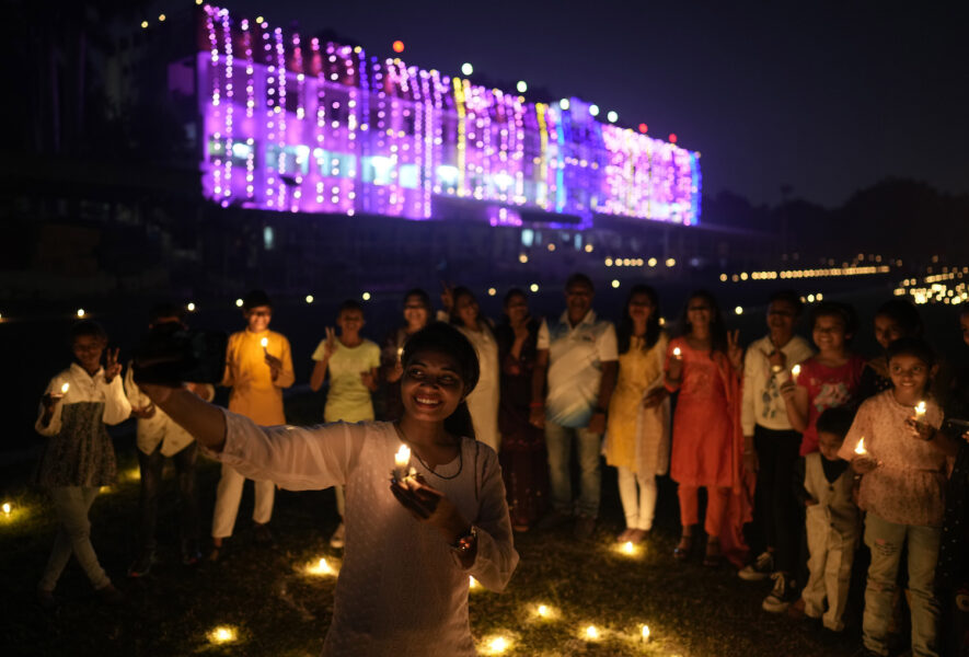 Miljontals indier firade under helgen den traditionella ljushögtiden diwali, en hinduisk tradition som ska symbolisera ljusets seger över mörkret.