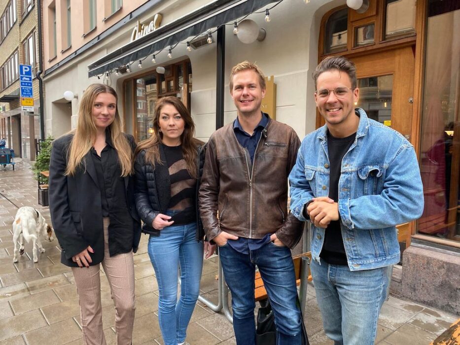 Magda Rasmusson (t v) och Lorentz Tovatt (t h) lämnar över till Maria Ferm och Gustav Fridolin (mitten).