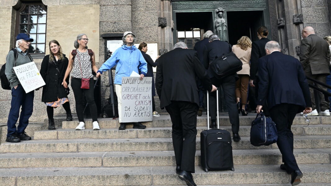 Demonstranter och advokater anländer till Stockholms tingsrätt i samband med att rättegången om medhjälp till grovt folkrättsbrott inleddes den 5 september.