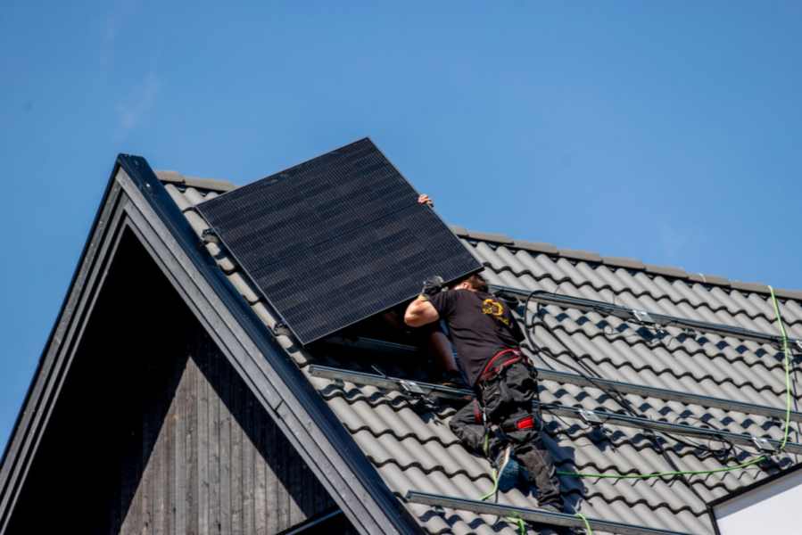 Billigare solceller – då får arbetarna betala med ökad risk för sina liv. Antalet olyckor i solcellsbranschen skjuter i höjden och oseriösa företag vinner anbud genom att strunta i kraven, skriver Byggnadsarbetaren.