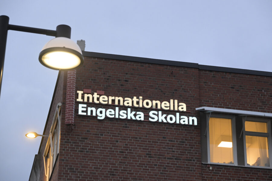 Internationella Engelska Skolan har brutit mot tillståndet för att ha viss undervisning på engelska.