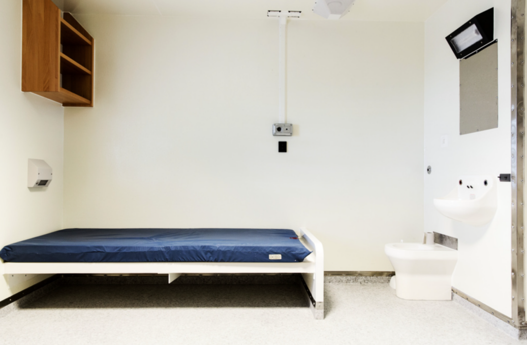 Personer under 18 år ska som längst sitta häktade tre månader – ändå 89 barn suttit häktade längre än tre månader under året.