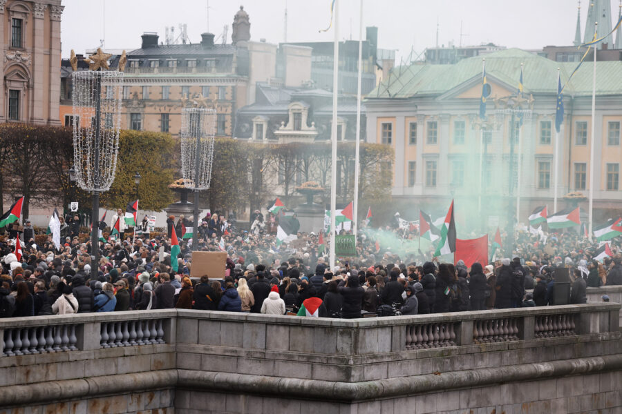 I Stockholm samlades demonstranterna på Norrbro utanför riksdagen.