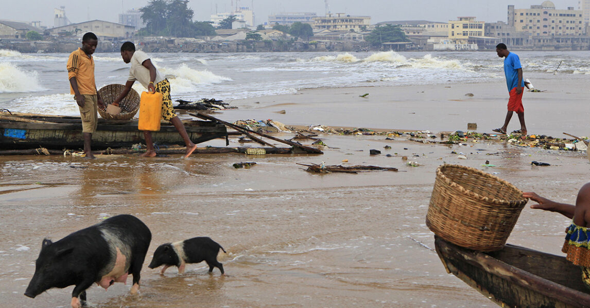 Fiskare i Benin, söder om Gambia, gör i ordning sina båtar och redskap för att ge sig ut och fiska.