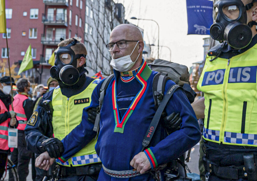 Tor Tourda förs bort av polis efter att han tillsammans med andra klimataktvisiter gjort intrång på Sveaskogs kontor i Stockholm i november 2020.