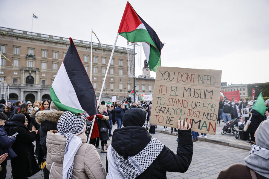 Demonstranter mot våldet i Gaza samlades på Norrbro i Stockholm den 28 oktober.