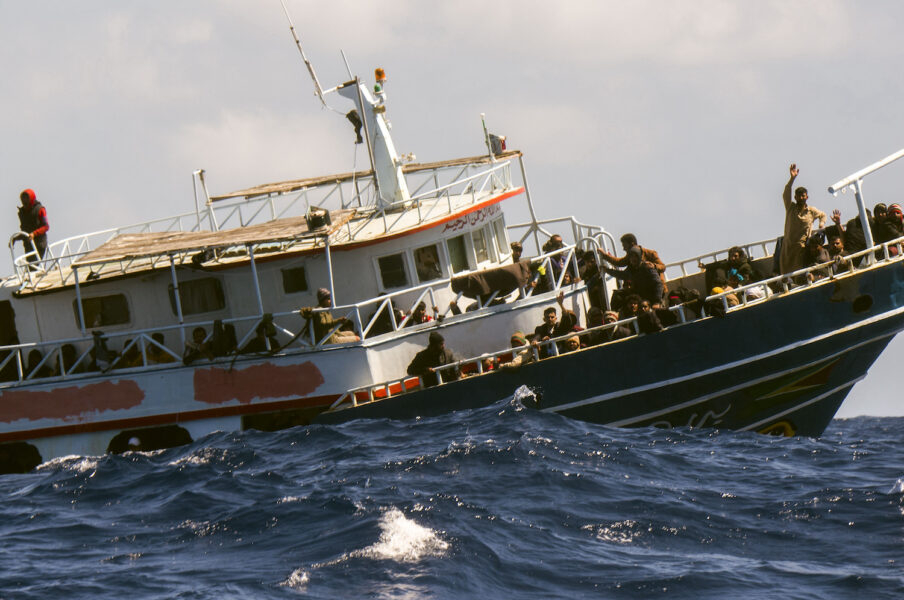 Migranter och flyktingar ombord på en fiskebåt som räddas av Läkare utan gränsers fartyg Geo Barents i april i år.