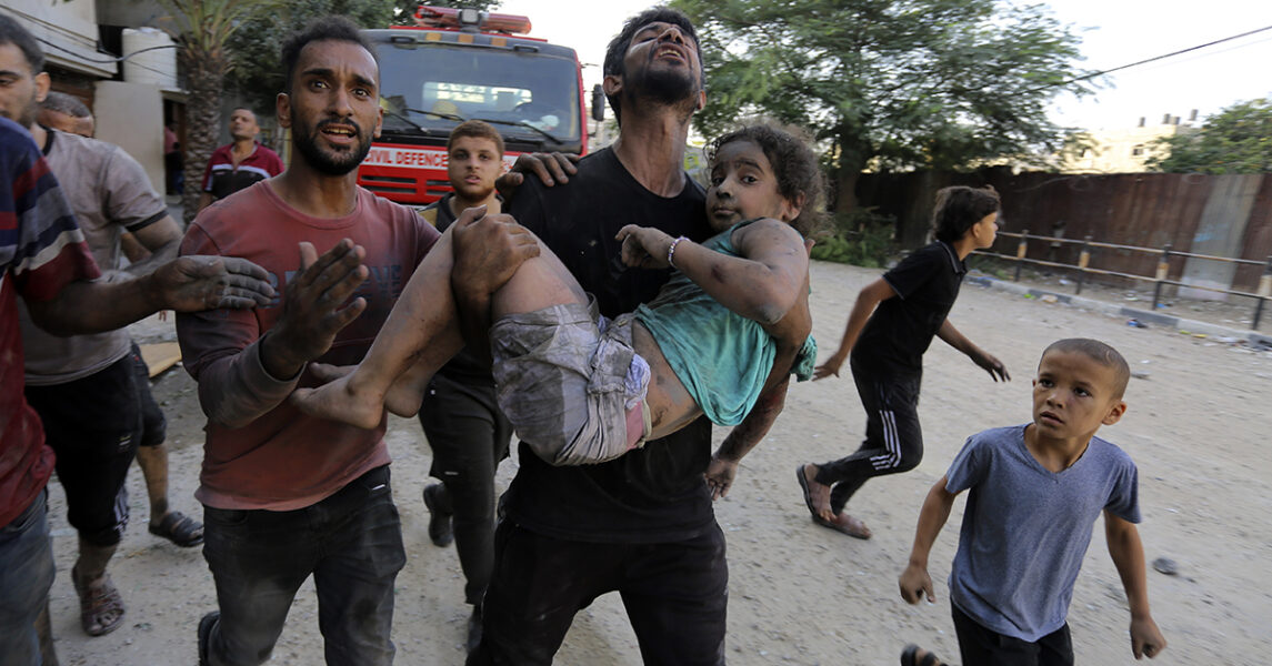 En flicka som har fastnat i ett bombat hus som rasat samman får hjälp.