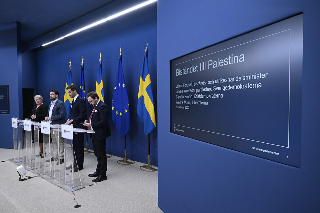 Bistånds- och utrikeshandelsminister Johan Forssell (M), Sverigedemokraternas partiledare Jimmie Åkesson, Camilla Brodin (tv), Kristdemokraterna och Fredrik Malm (th), Liberalerna på presskonferensen om biståndet till de palestinska områdena.