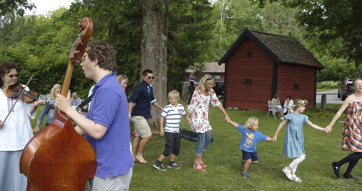 I ringdansen på midsommar får alla vara med – och vi behöver mer inkludering och solidaritet.