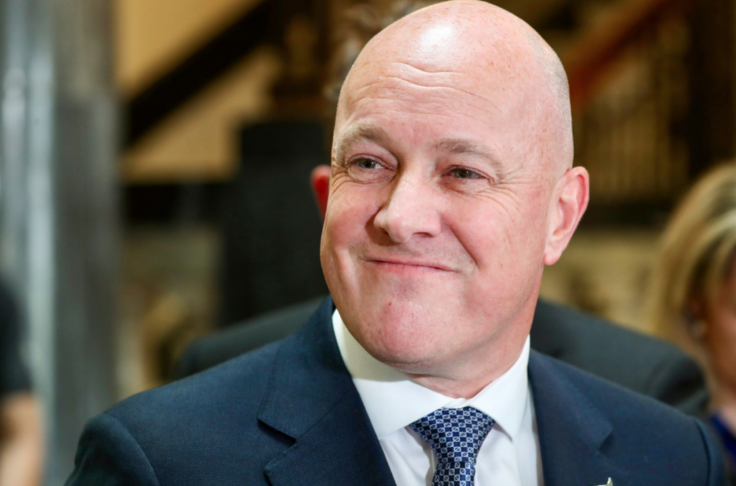 Nationalistpartiets eldare och blivande premiärministern Christopher Luxon vid fredagens pressträff.