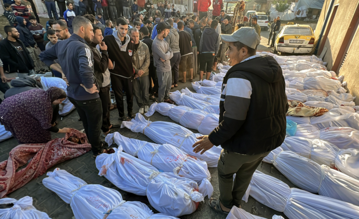 Liksäckar utanför det indonesiska sjukhuset i norra Gaza i lördags, då människor som dödats i ett anfall mot Jabaliyya hade förts dit.
