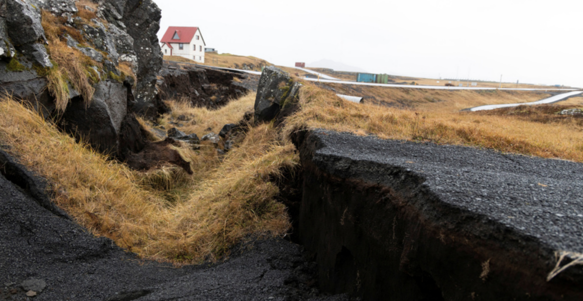 Hundratals skalv har drabbat Reykjaneshalvön och kuststaden Grindavik och bland annat skadat vägar.