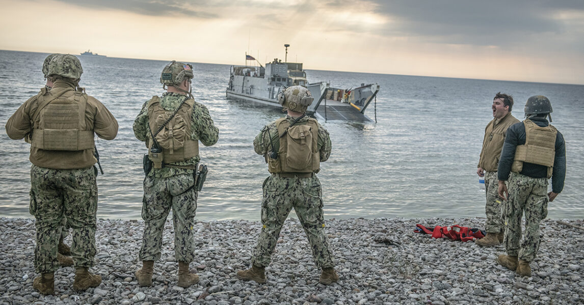 Svenska soldater övar med amerikansk militär vid Tofta skjutfält på Gotland i juni 2022.