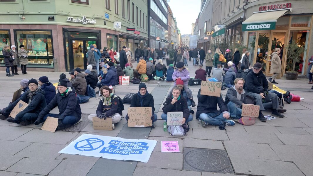 För sina barns, och alla barns trygga framtid satt rebellpapporna på Kungsgatan i Göteborg under fars dag och pratade om klimatet.