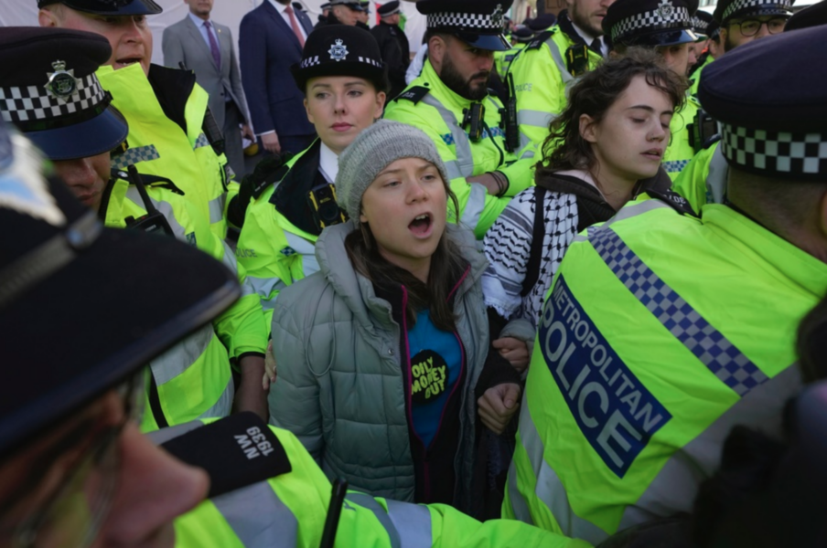Klimataktivisten Greta Thunberg fördes bort av polis i samband med protesten Oil Money Out i London.
