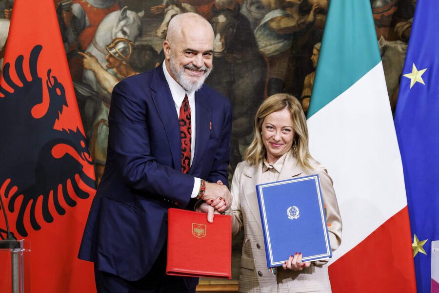 Italiens premiärminister Giorgia Meloni och Albaniens premiärminister Edi Rama undertecknade avtalet under ett möte i Rom i förra veckan.