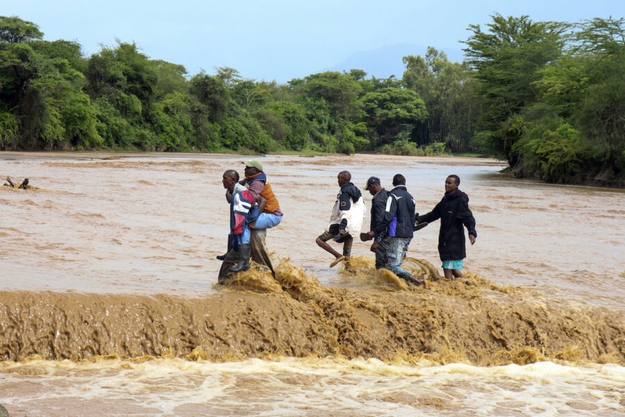 Massiva översvämningar i Kenya har gjort tiotusentals hemlösa och krävt minst 70 människoliv.