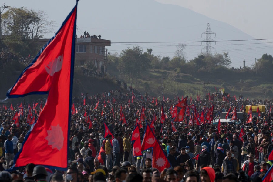 Demonstrerande drabbade samman med polis i huvudstaden Katmandu när tiotusentals krävde monarkin tillbaka i Nepal.