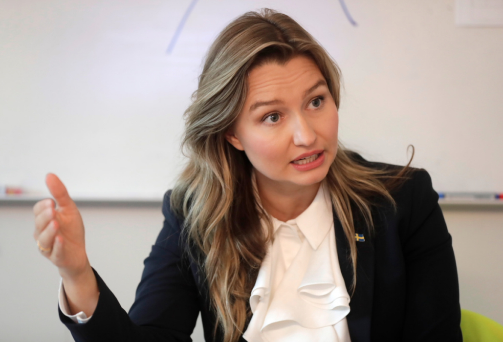 En opinionsmässigt pressad Ebba Busch vid ett besök på SCA i Östrand i Timrå.