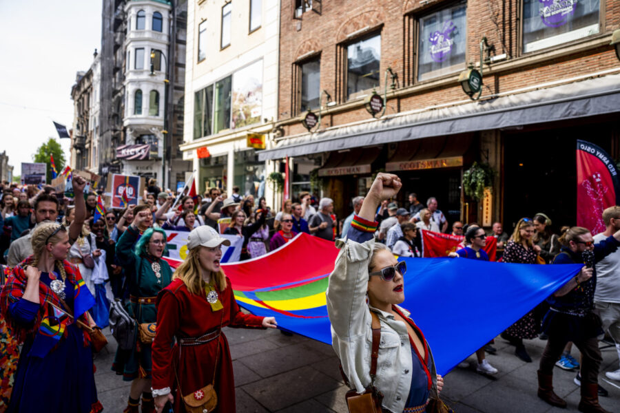 Demonstranter med en samisk flagga i Oslo i juni i år, i en protest mot vindkraftverk som står kvar trots att landets högsta domstol slagit fast att de kränker samernas mänskliga rättigheter.