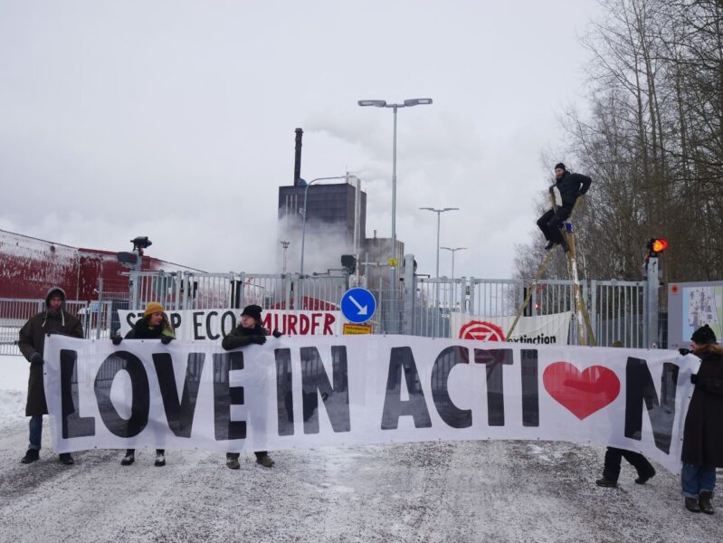 Aktivister från Skogsupproret, Take Concrete Action, XR Stockholm, XR Uppsala och XR Gävle krävde stopp för ekocid och ohållbara skogsbruksmetoder vid Stora Ensos massafabrik i Gävle.