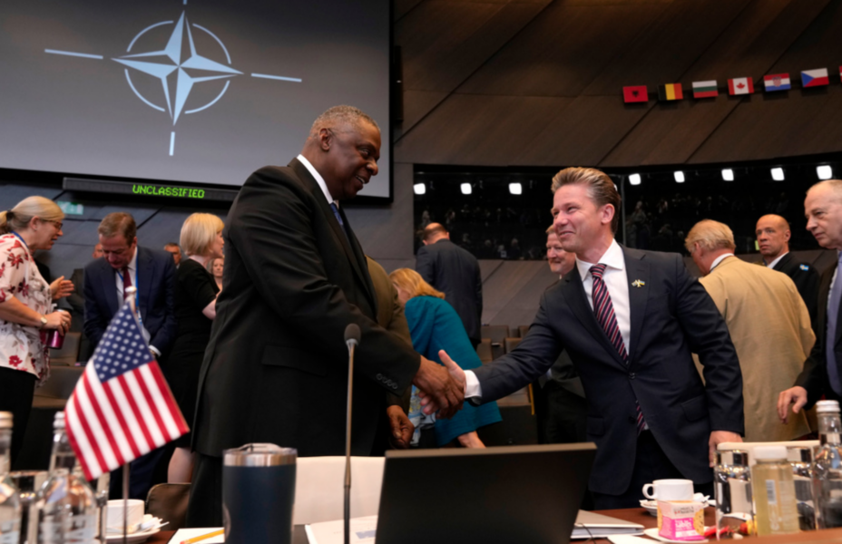 Försvarsminister Pål Jonson (M) och hans amerikanske kollega Lloyd Austin under ett Natomöte i Belgien i somras.