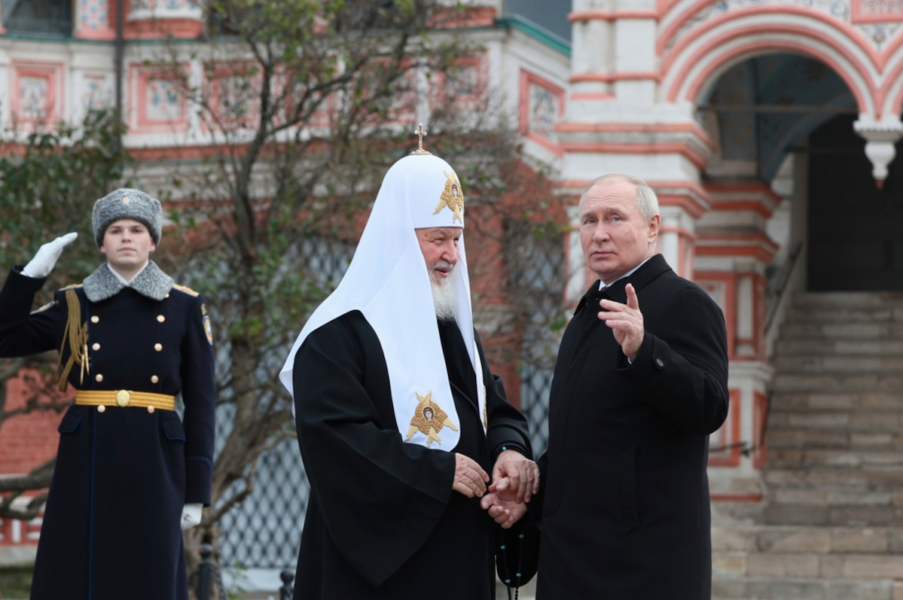 Vladimir Putin och patriark Kirill, som är den rysk-ortodoxa kyrkans högsta ledare,.
