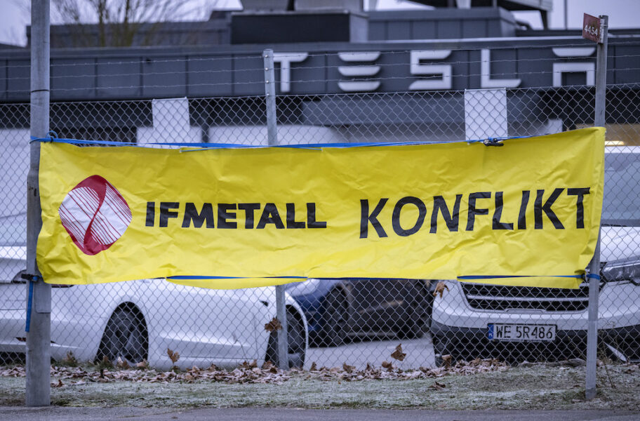 Banderoll från IF Metall med texten ’konflikt’ utanför Tesla-anläggning i Malmö på måndagen.