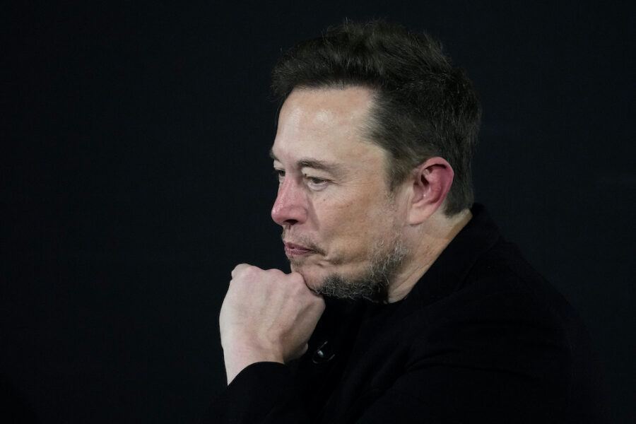 Elon Musk har kallat konfliktåtgärderna som hindrar Teslas bilar från att rulla ut på vägarna i Sverige för ”galenskap”.