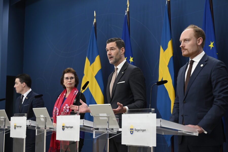 Från vänster: Joar Forssell (L), Gudrun Brunegård (KD), bistånds- och utrikeshandelsminister Johan Forssell och Aron Emilsson (SD).