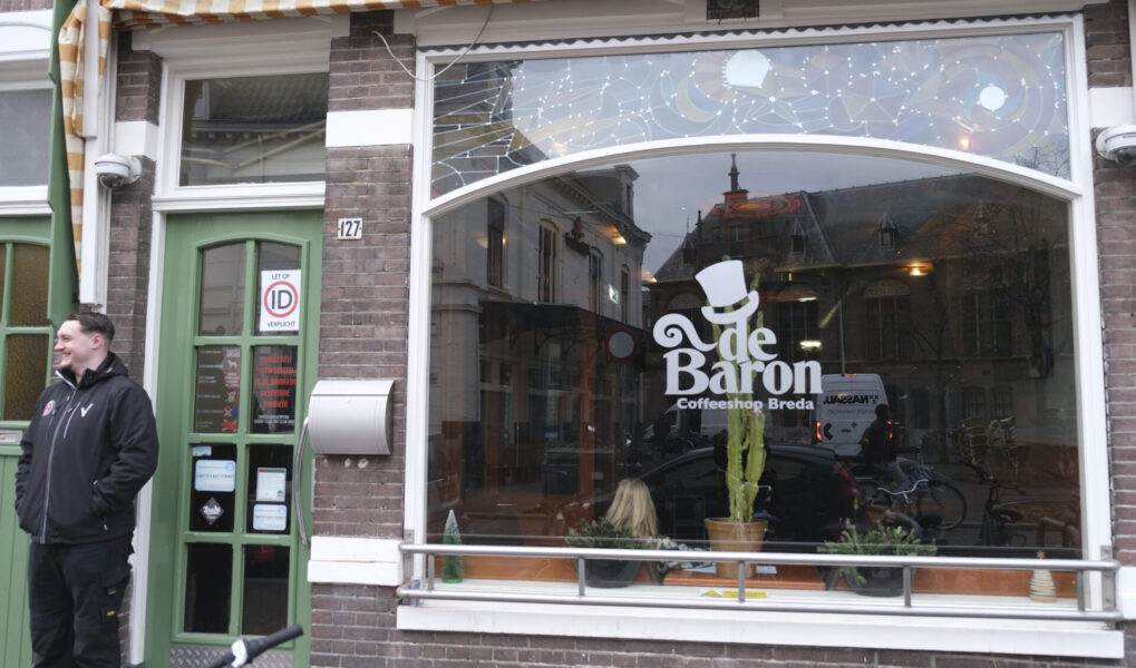 De Baron coffeeshop i Breda, som fick besök av Nederländernas hälsominister Ernst Kuipers den 15 december 2023, kan nu sälja lagligt odlad cannabis.