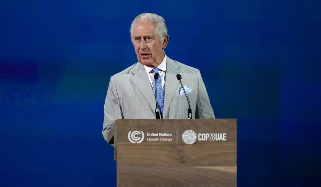 Storbritanniens kung Charles III talar under en öppningsceremoni vid FN:s klimatmöte COP28, fredagen den 1 december 2023.