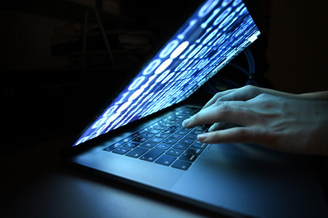 Enligt rapporten från MSB finns det brister inom offentlig sektor vad gäller cybersäkerheten.