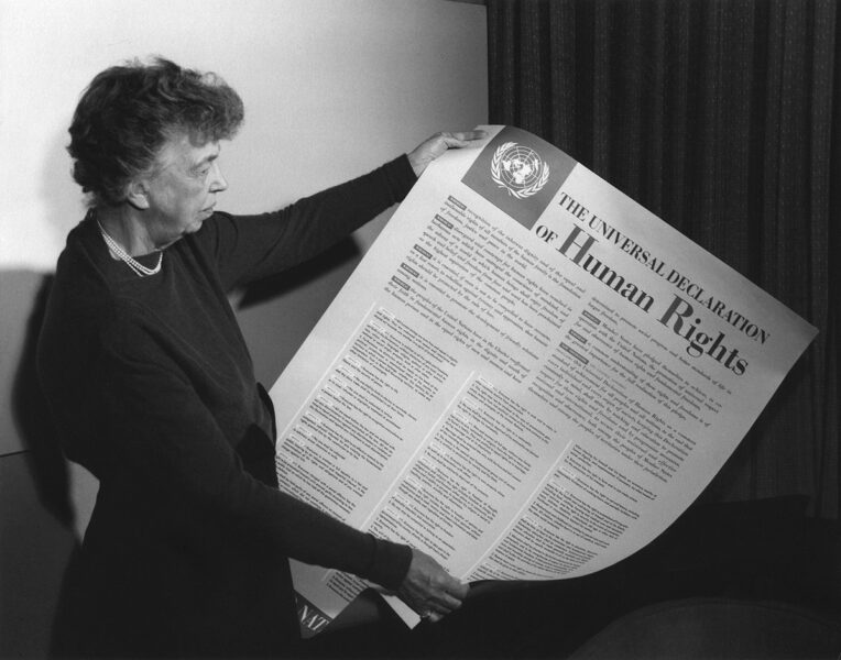 Texten till deklarationen om de mänskliga rättigheterna, som antogs den 10 december 1948, skrevs av FN:s kommission för de mänskliga rättigheterna, med Eleanor Roosevelt (bilden) som ordförande.