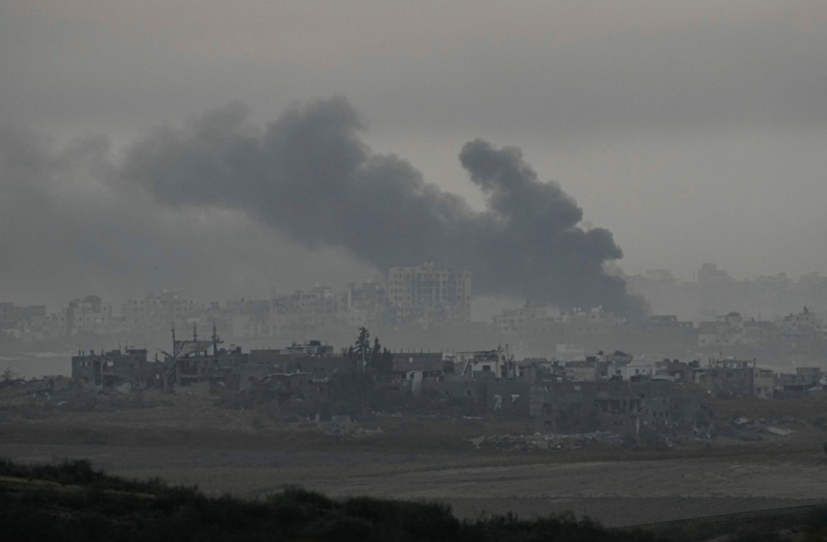 Rök stiger mot himlen efter israeliska flygräder mot Gazaremsan.