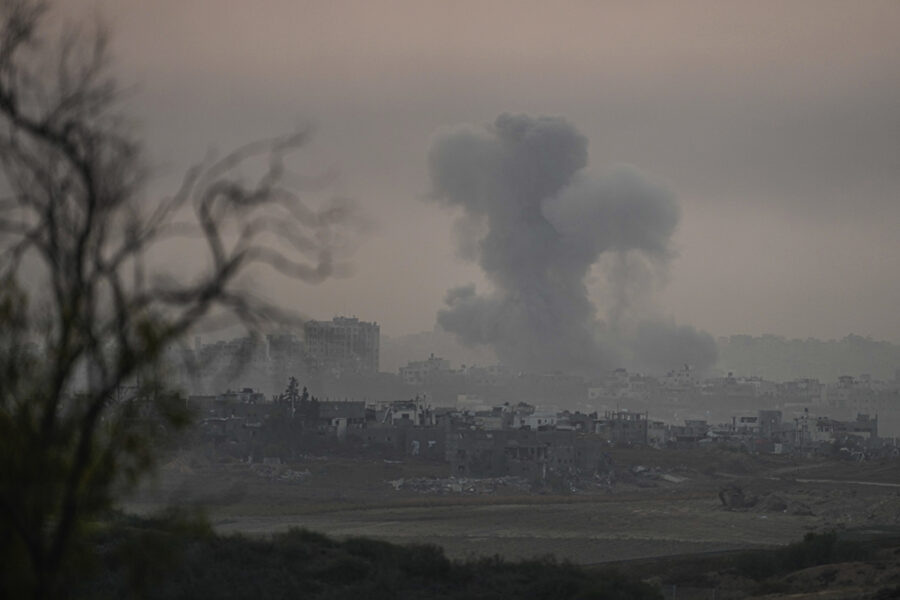 Rök stiger upp efter ett israeliskt bombardemang av Gazaremsan den 4 december.