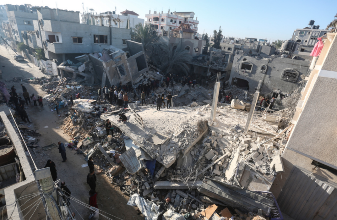 Förödelse efter ett israeliskt flyganfall i Rafah i södra Gazaremsan på söndagen.