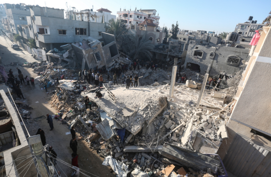 Förödelse efter ett israeliskt flyganfall i Rafah i södra Gazaremsan på söndagen.