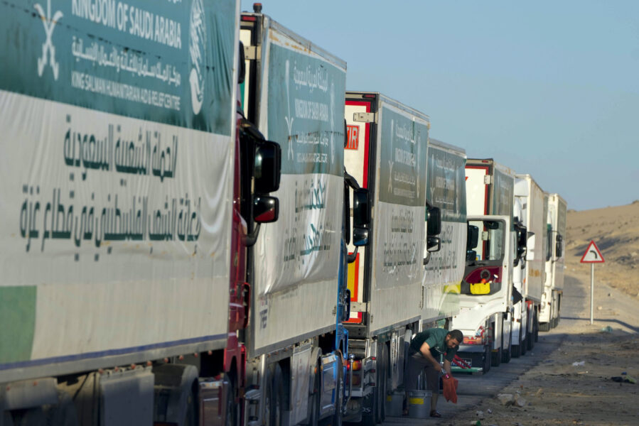 Hjälplastbilar köar för att komma in i Gaza.