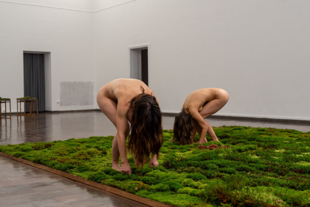 Dansgruppen DACE utför en performance i samband med utställningen Långsamhetens vällust på Göteborgs konsthall.