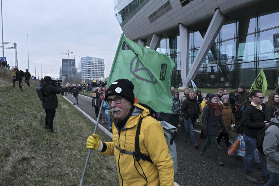Hundratals aktivister blockerade under lördagen motorvägen runt Amsterdam.
