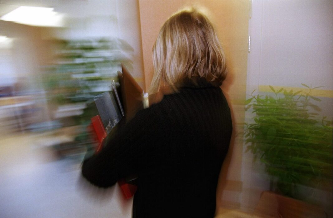 Psykisk ohälsa är den främsta orsaken till längre sjukfrånvaro och det är inte psykiska sjukdomar, som schizofreni, som har blivit vanligare utan det handlar om stressrelaterad psykisk ohälsa.