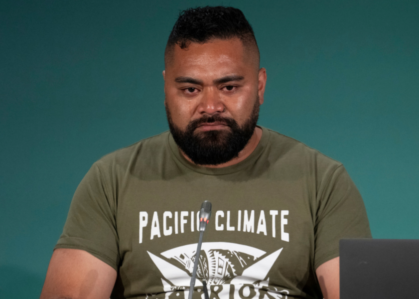 Joseph Sikulu från Pacific Climate Warriors kan inte hålla tillbaka tårarna.