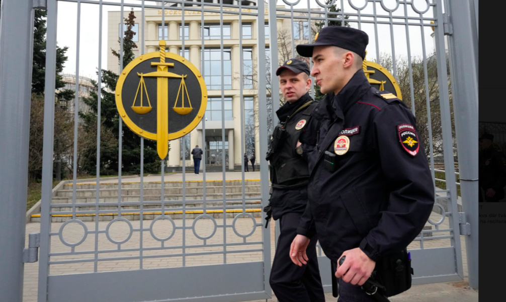 Poliser utanför tingsrätten i Moskva där två ryssar dömts till fängelse för att ha reciterat antikrigsdikter.
